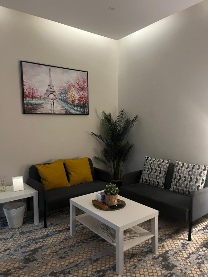 استديو بسرير ماستر وجلسة جانبية.