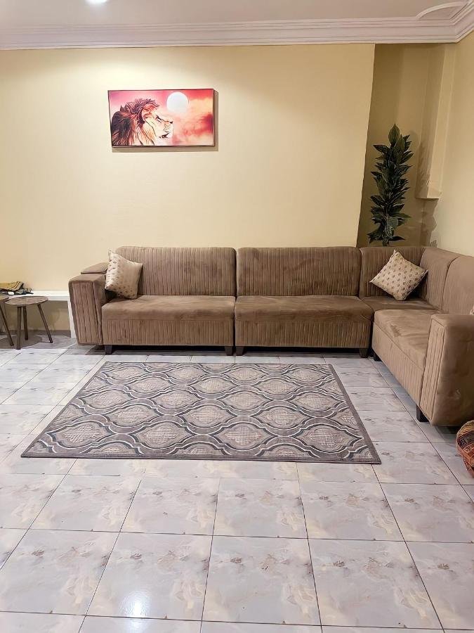 شقة فاخرة غرفتين نوم وصالة ومطبخ