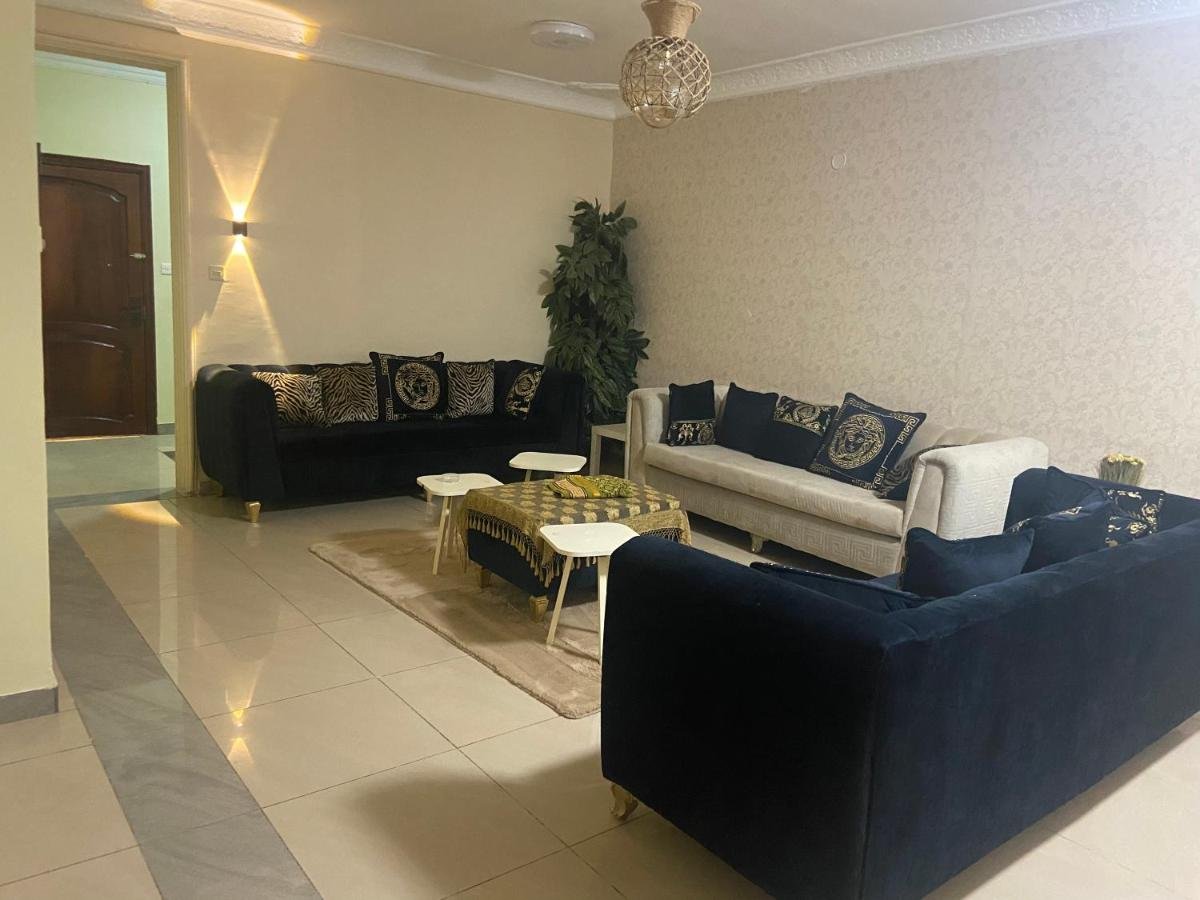 شقة فاخرة ٣ غرف وصالة ومطبخ .